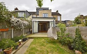 Contemporary 3 Bed House With Spacious Garden Close To Stratford & Canary Wharf